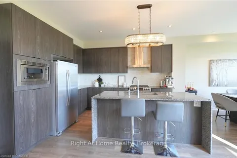 3185 MINTWOOD Circ, Oakville, ON L6H 0P1