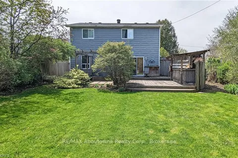 251 JENNINGS Cres, Oakville, ON L6L 1W2