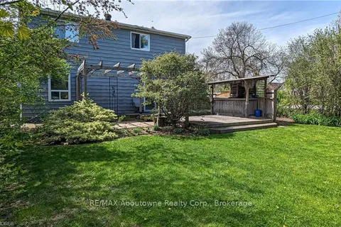 251 JENNINGS Cres, Oakville, ON L6L 1W2