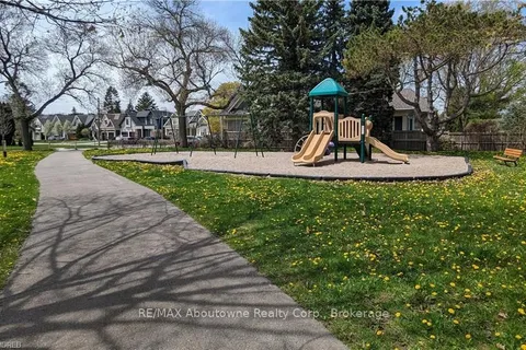 251 JENNINGS Cres, Oakville, ON L6L 1W2