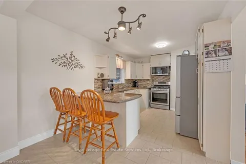 1381 CONSTANCE Dr, Oakville, ON L6J 2T8