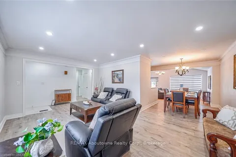 428 HENDERSON Rd, Burlington, ON L7L 2P8