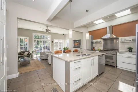 402 PATRICIA Dr, Burlington, ON L7T 1K2