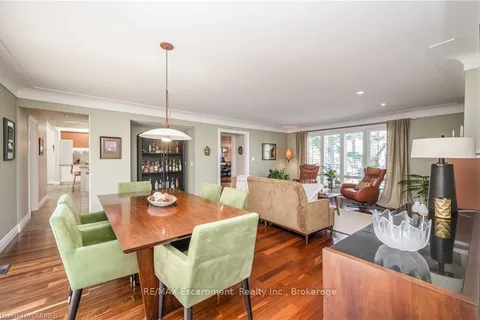 402 PATRICIA Dr, Burlington, ON L7T 1K2