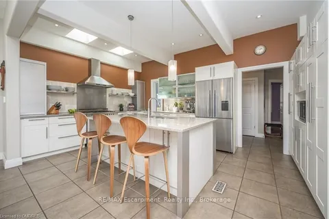 402 PATRICIA Dr, Burlington, ON L7T 1K2