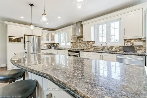 2492 REBECCA St, Oakville, ON L6L 2B2