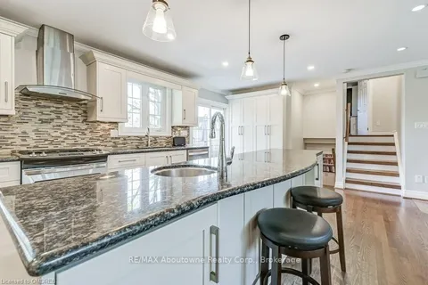 2492 REBECCA St, Oakville, ON L6L 2B2