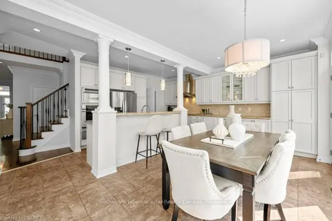 2156 COLONEL WILLIAM Pkwy, Oakville, ON L6M 0B8