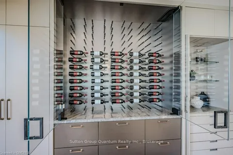 1207 LAKESHORE Rd, Oakville, ON L6L 1E7