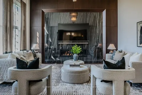 1207 LAKESHORE Rd, Oakville, ON L6L 1E7