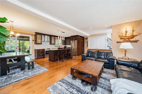 10 BAYLOR Cres, Halton Hills, ON L7G 1A6