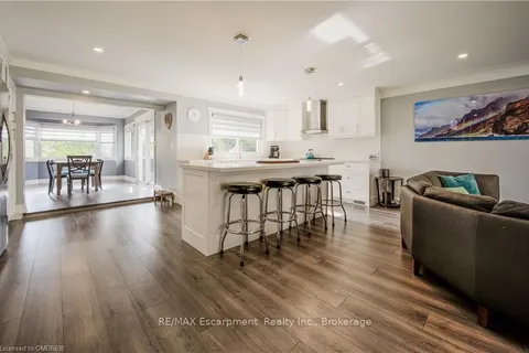 2132 MAPLEWOOD Dr, Burlington, ON L7R 2C5