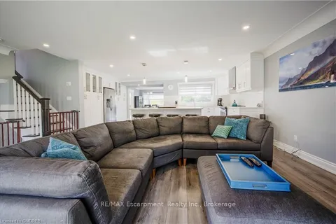 2132 MAPLEWOOD Dr, Burlington, ON L7R 2C5