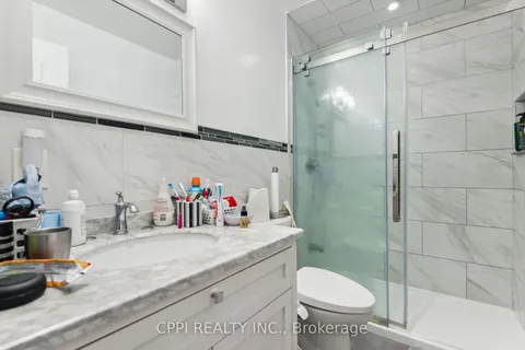 2C Bexley Cres, Toronto, ON M6N 2P5