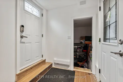 2C Bexley Cres, Toronto, ON M6N 2P5