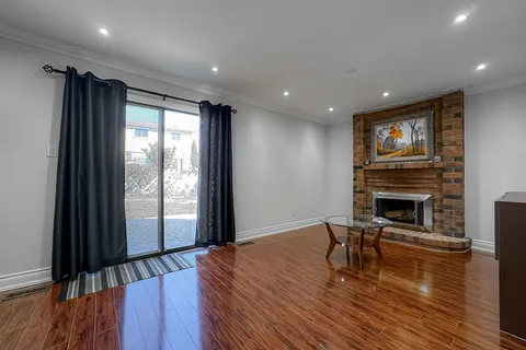 184 Vodden St, Brampton, ON L6X 2V3