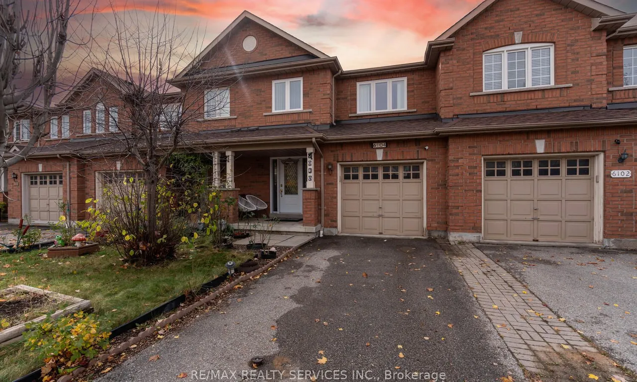 6104 ROWERS Cres, Mississauga, ON L5V 3A2