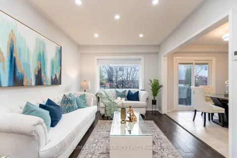 6104 ROWERS Cres, Mississauga, ON L5V 3A2