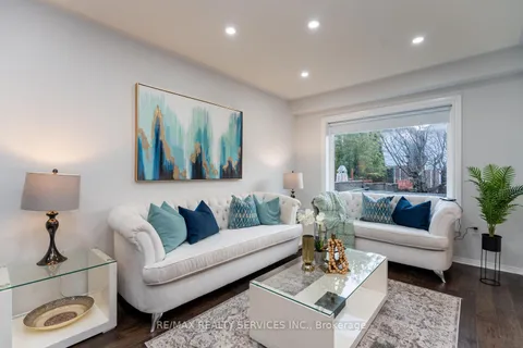 6104 ROWERS Cres, Mississauga, ON L5V 3A2