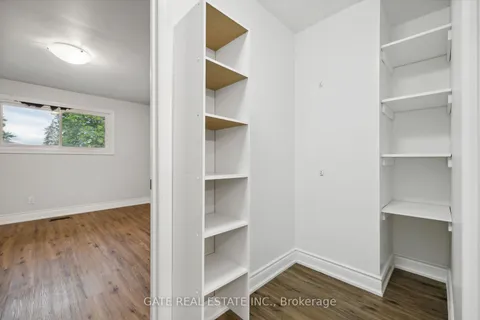 566 LOUISE Dr, Burlington, ON L7L 2T9