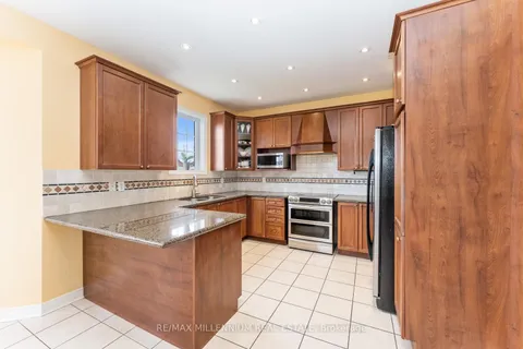 9 Watchman Rd, Brampton, ON L6P 2E9