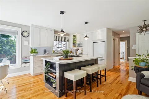 486 Lees Lane, Oakville, ON L6L 4T2