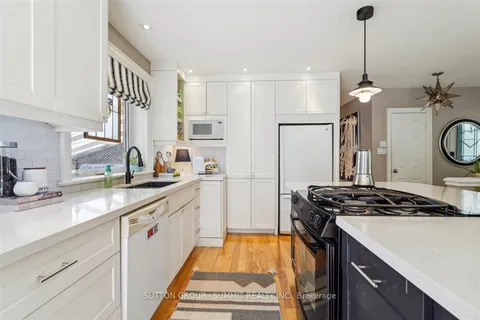 486 Lees Lane, Oakville, ON L6L 4T2