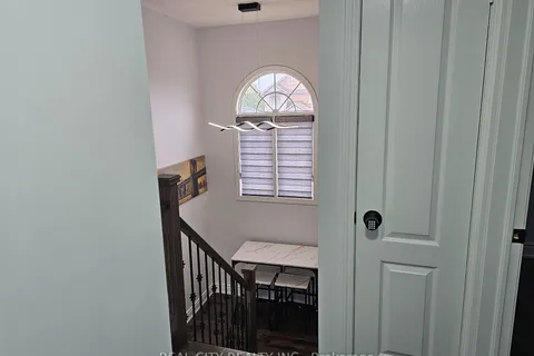 1680 Samuelson Circ, Mississauga, ON L5N 7Z7