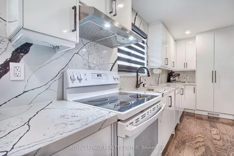 372 Wildwood Dr, Oakville, ON L6K 1T2