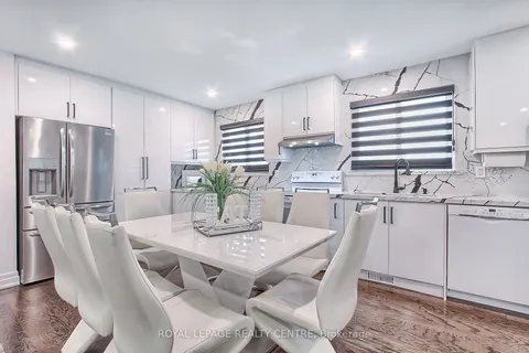 372 Wildwood Dr, Oakville, ON L6K 1T2