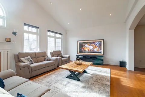 6844 Golden Hills Way, Mississauga, ON L5W 1P3