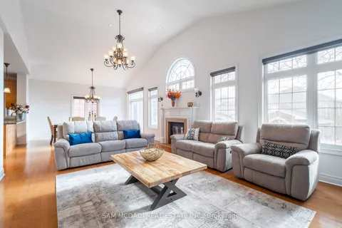 6844 Golden Hills Way, Mississauga, ON L5W 1P3