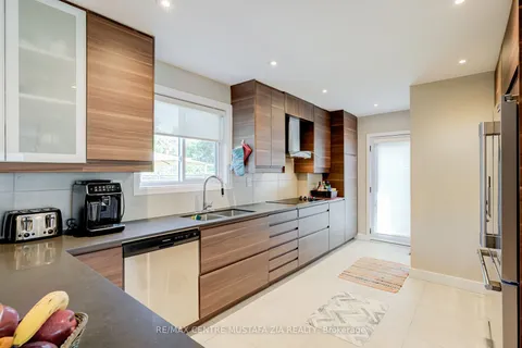 1629 Ogden Ave, Mississauga, ON L5E 2J2