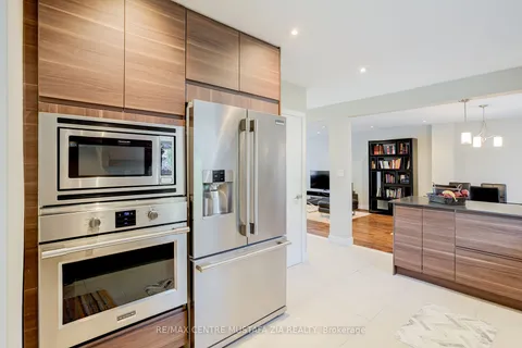 1629 Ogden Ave, Mississauga, ON L5E 2J2