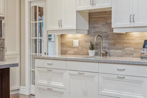 298 River Side Dr, Oakville, ON L6K 3N4
