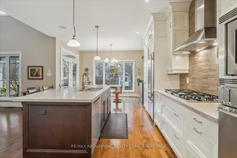 298 River Side Dr, Oakville, ON L6K 3N4