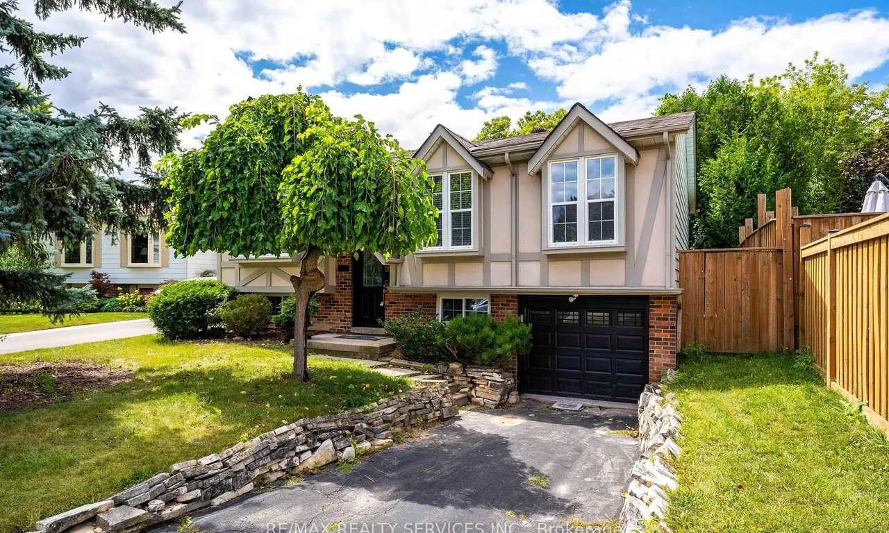 1301 Janina Blvd, Burlington, ON L7P 1K2