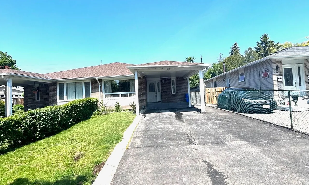 Semi-Detached 3 bedroom 1 bathroom at 1569 Hobbs Cres in Mississauga - MLS# W10414900