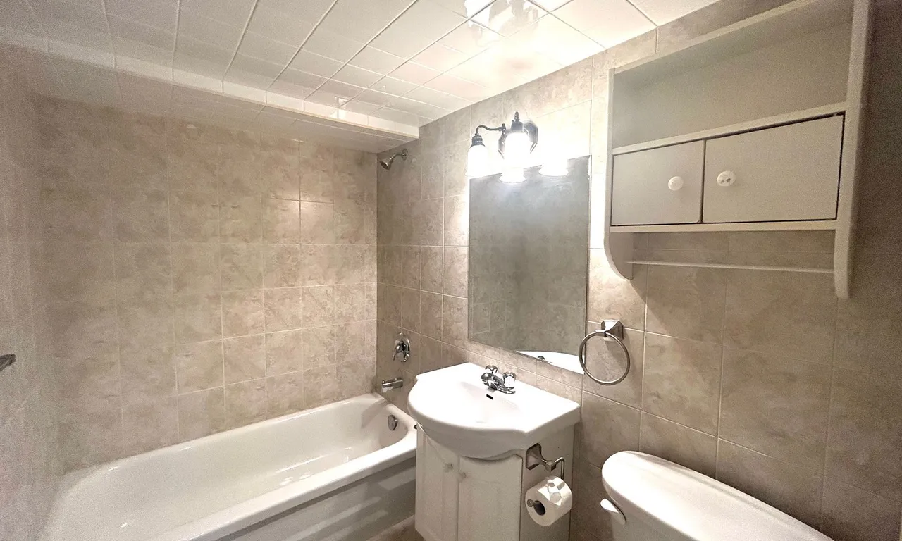 Semi-Detached living room at 1569 Hobbs Cres Mississauga