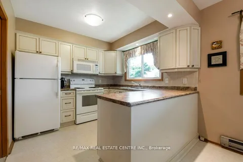 17 Mary St, Milton, ON L9T 1L6