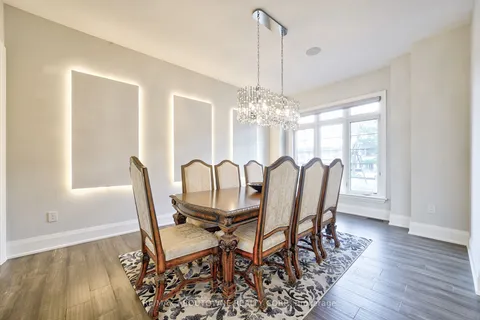 390 Sandhurst Dr, Oakville, ON L6L 4L3