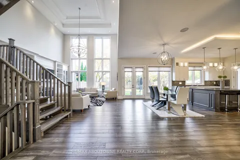 390 Sandhurst Dr, Oakville, ON L6L 4L3