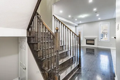 11 SKY HARBOUR Dr, Brampton, ON L6Y 0V7