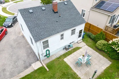 3 Mccallum Crt, Toronto, ON M8Y 1M6