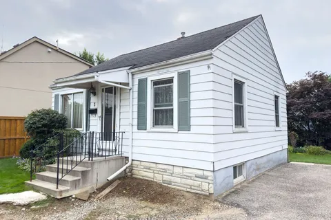 3 Mccallum Crt, Toronto, ON M8Y 1M6