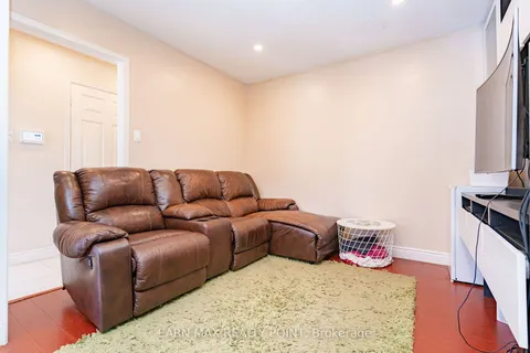 200 Ecclestone Dr, Brampton, ON L6X 3P5