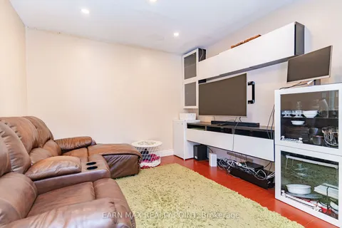 200 Ecclestone Dr, Brampton, ON L6X 3P5