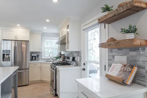100 Rutledge Rd, Mississauga, ON L5M 1H4