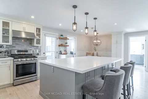 100 Rutledge Rd, Mississauga, ON L5M 1H4