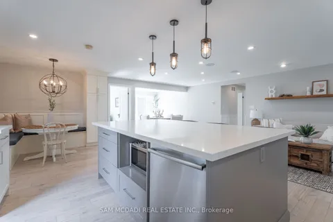 100 Rutledge Rd, Mississauga, ON L5M 1H4